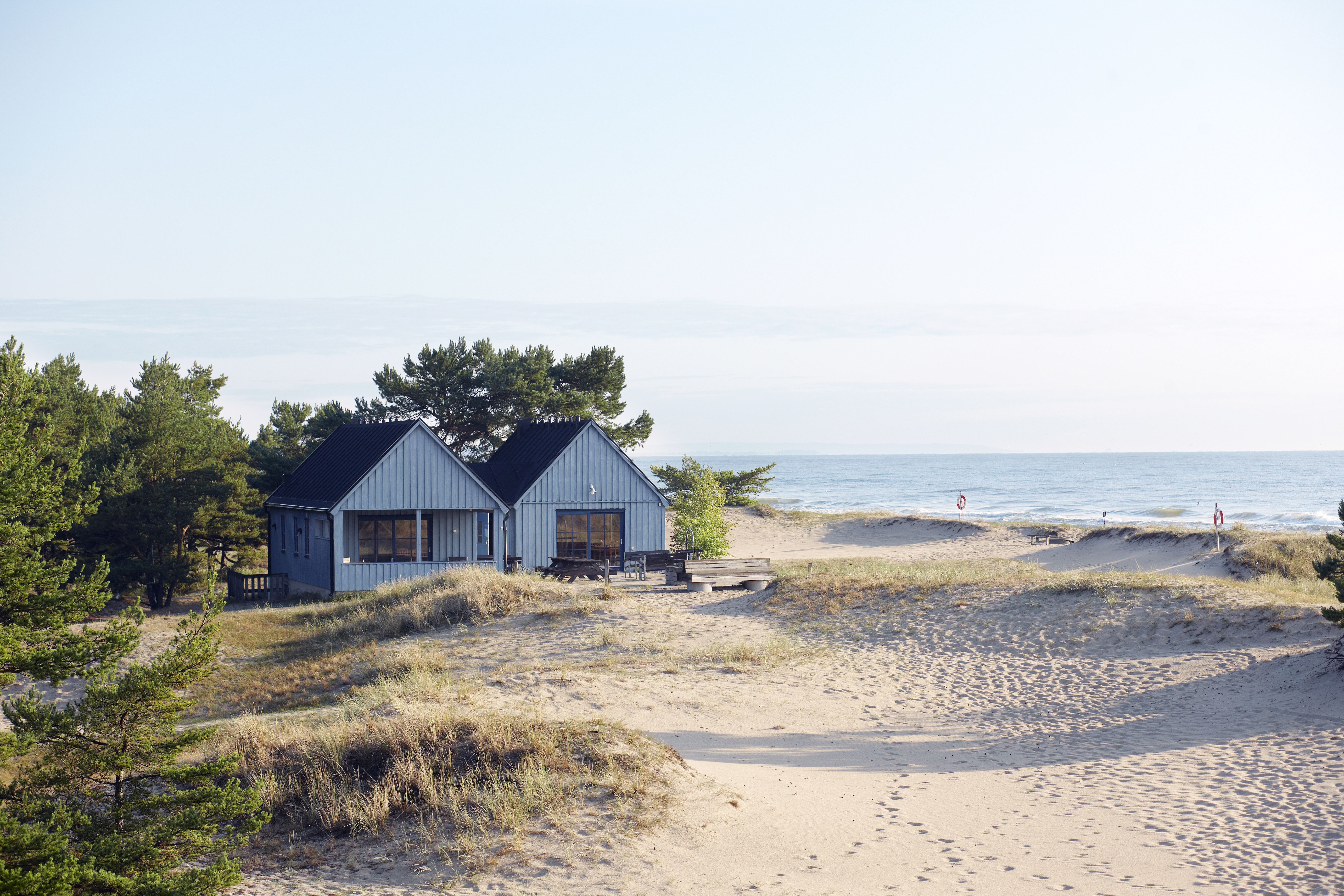 En blå byggnad vid en strand nära havet