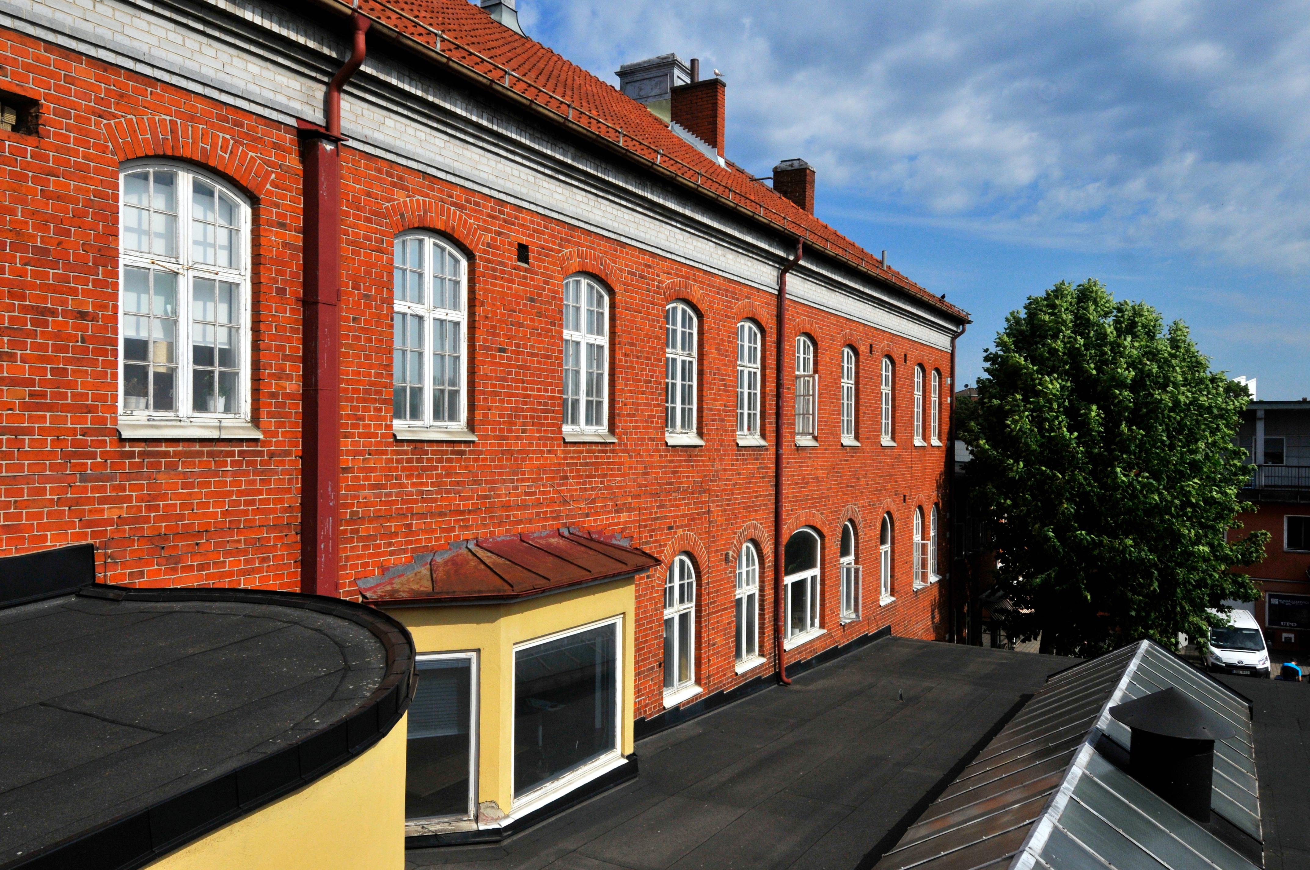 Ett foto på baksidan av huset där Furuboda Malmö håller till.