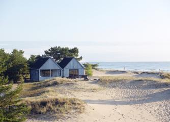 En blå byggnad vid en strand nära havet