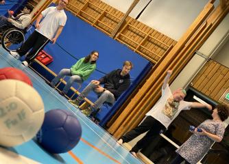 En grupp människor spelar boccia i en sporthall