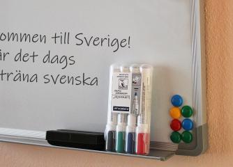 En whiteboardtavla med pennor och magneter