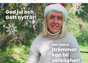 tjej med tomteluva, hon sitter utomhus