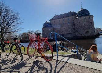 Örebro slott med cyklar i förgrunden.