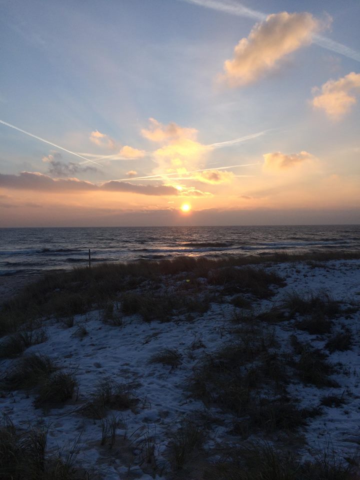 En soluppgång vid havet i vintrig miljö 