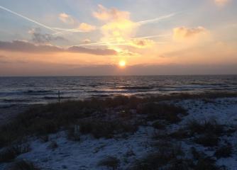 En soluppgång vid havet i vintrig miljö