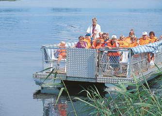 Furubodas flotte, med glada människor