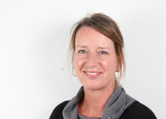 Leende kvinna med ringar i öronen