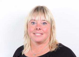 Kvinna i blont hår och lugg